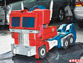 Illustration for article titled Real-Life Transforming Optimus Prime Costume